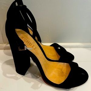 Black heels. Too small for me.